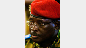 부르키나파소 군부 쿠데타… 49세 중령 과도정부 수반에