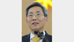 윤종규 KB금융회장 “회장-행장 겸임기간 1년 넘을 수도… 中企금융-자산관리 분야 집중 육성”