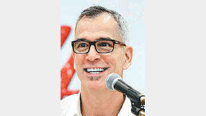 제리 미첼 “설거지하던 신디 로퍼가 작곡… 귀에 쏙쏙 꽂힐걸요”