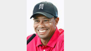 타이거 우즈, 한쪽 팔 없는 3세 골퍼와 함께 퍼팅 ‘눈길’