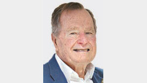 조지 H.W 부시 전 대통령, 병원에 입원… 호흡 곤란 증세