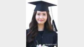 윤아 동국대학교 졸업, 학사모 쓰고 깜찍하게 ‘찰칵’…이승기 이어 ‘공로상’ 수상