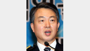 강신명 경찰청장 “2016년 경찰복 바꿀때 태극기 부착 적극 검토”