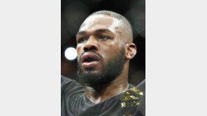 UFC 존 존스, 뺑소니로 챔피언 벨트 박탈