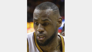 헤드밴드 이별 ‘킹’ 제임스… “이유는 동료들과 유대감”