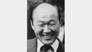 故정세영 회장 10주기… 묘소에 조형물 제막