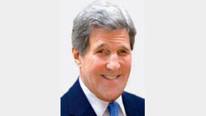 케리 美 국무, 지구 32바퀴도 마다않는 ‘살인적 출장 스케줄’ 화제