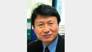 [동아광장/권영민]성난 얼굴로 돌아보라