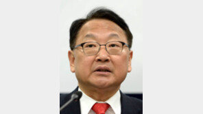 유일호 부총리 “환율 급격 변동땐 단호하게 대응”