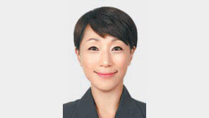 [Q매거진]올해 봄은 여인의 딸기우윳빛 입술에서부터 온다 