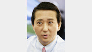 “혼자 쉬어서 미안”… 권영수 부회장의 단톡방 소통 