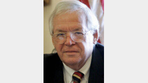 ‘男 성추행 입막음’ 美 前하원의장… 징역 15개월-보호관찰 2년 선고 