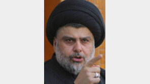 이라크 시위대 의회 점거… 정부 “비상사태”  