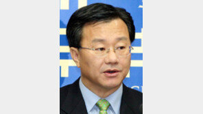 홍만표 검찰 출석 …“공권력 팔아 자기 배를 불린 매법노”