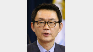 윤창중 “난 억울, 죄 없어”… 공소시효 끝나자 활동재개 