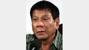 필리핀 마약상들의 반격 “두테르테 현상금 13억원”