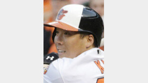 ‘2호 홈런’ 김현수, 4출루 경기 완성…비거리 389피트 “로켓 같은 타구”