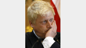 美기자들에 ‘뭇매’ 맞은 존슨