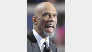 NBA스타 압둘자바 ‘트럼프 조롱슛’ 