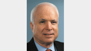 트럼프 연쇄 막말, 벌집쑤신 공화당… 매케인마저 발끈