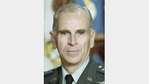 존 베시 초대 한미연합사령관 별세… 카터의 주한미군 철수 계획에 반대
