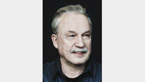 ‘손에 손잡고’ 작곡가 伊 모로더, 씨스타 노래 만든다 