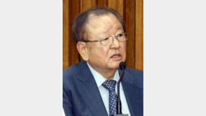 ‘검찰 출석’ 강만수 “평생 조국을 위해 일… 부끄러운 일 안했다”