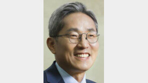 윤종규 KB금융지주 회장 “IT관련 신문기사-책 읽어 트렌드 변화 놓치지 말아야”