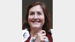 웬디 오닐 “정부 압력 받고 기부? 예술가 후원외 상상 못할 일”