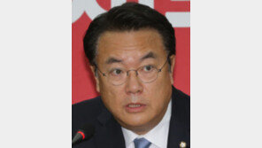 정진석 “문재인, 국회 무시 원맨쇼…대통령 된 줄 착각” 盧 측근 비리 언급도