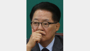 속으로 웃는 박지원?