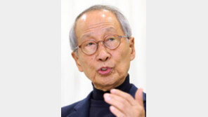 윤여준 “새누리 시대적 역할 끝났다”