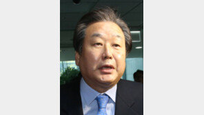 김무성 “대선 불출마” 탄핵 연판장 돌려 與의원 30여명 서명