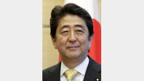 아베, 극우정치인 장례식서 ‘평화헌법 개정’ 다짐