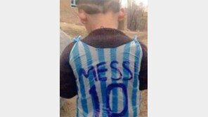 ‘비닐 봉지 유니폼’ 6세 아프간 소년, 진짜 메시와 만났다