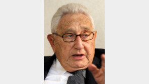 키신저 “크림반도, 러에 양보하라” 트럼프에 조언