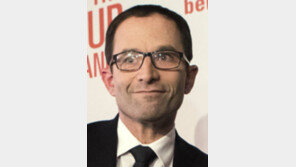 佛 사회당 대선 1차경선 이변… 아몽 깜짝 1위