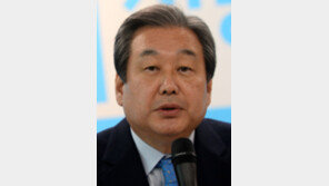 황교안 때리는 김무성… “권한대행 대선출마, 공직자 자세 아니다”