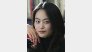 [손가인 기자의 작품 속 그 곳]파도, 석회암 언덕, 장밋빛 모래섬 자유인 ‘조르바’를 꼭 닮은 원시美