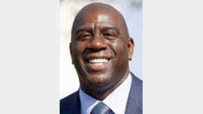 추락 레이커스 ‘사장 매직 존슨’ 매직 통할까