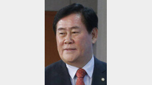 최경환, 언론 피하려 4시간 일찍 檢출석