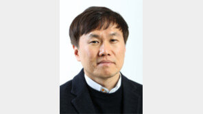 [이명건의 오늘과 내일]정치권에 무릎 꿇는 검사들