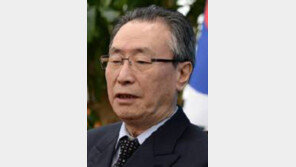 우다웨이 만난 홍준표 “대북 송유관 차단하라”