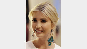 이방카 “아버지, 여성 위해 노력”… 청중 “우∼”