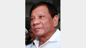 “러시아도 가고 이스라엘도 가야해”… 트럼프 초청 튕긴 두테르테 