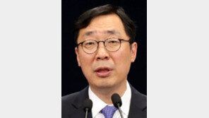 윤영찬 국민소통수석, 신문기자-네이버 임원 거친 미디어 전문가