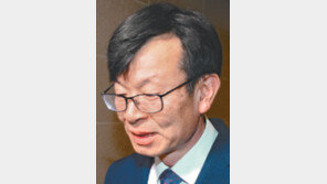 [단독]김상조 부인 채용 고교, 토익 900점을 901점 허위 보고