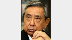 고노 “아베, 평화헌법 손대지 말라”…  자민당 주류의 개헌반대 선언