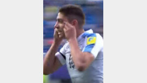 4강 우루과이 ‘동양인 비하’ 세리머니 논란