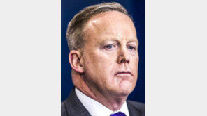 스파이서 백악관 대변인 또 경질설… 언론 브리핑장에 이틀 연속 안보여